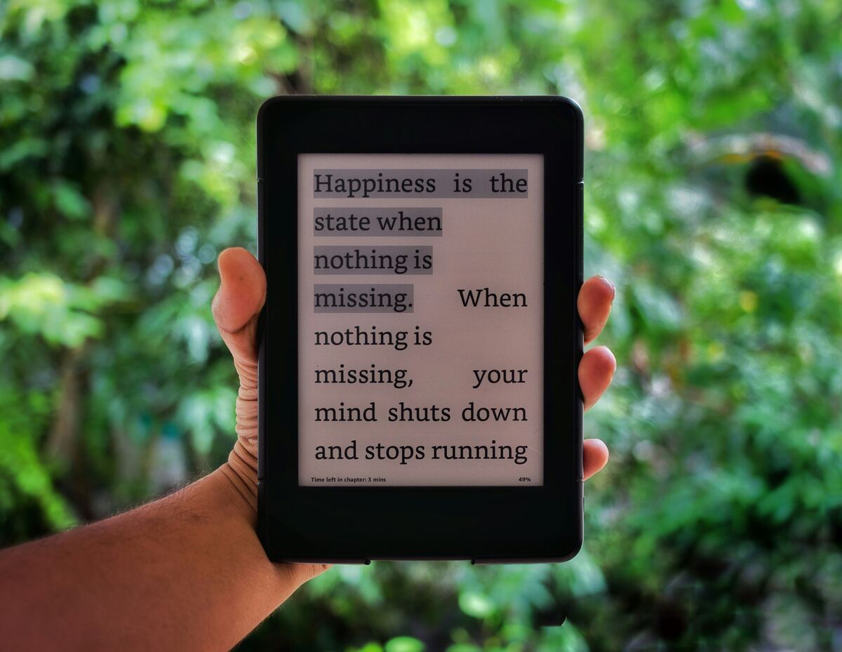 E-Reader mit hervorgehobenem Text als Symbol für Sprachmodelle und Wissensarbeit