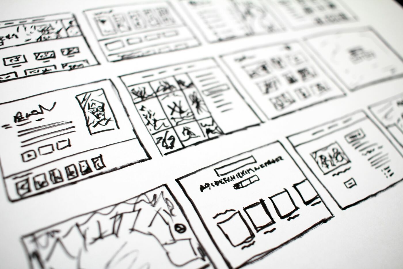 Gezeichnete Wireframes als Symbol für MVPs und Prototyping